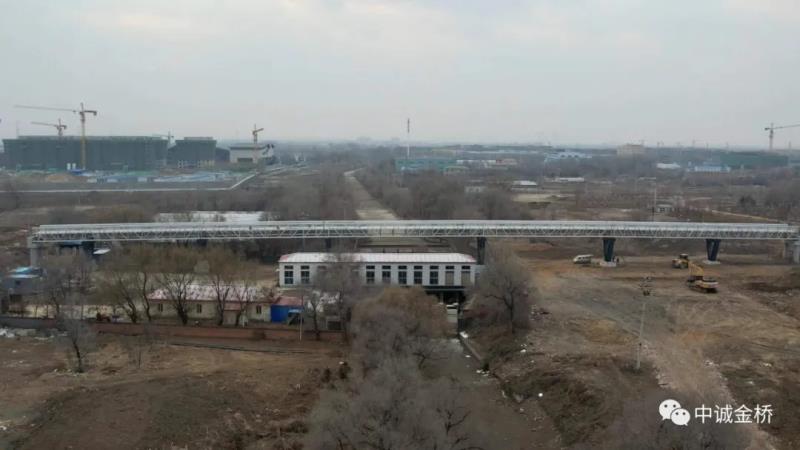 長虹臥波展銀龍、雄跨沈撫金濱街——中誠金橋承建國內(nèi)最長鋁合金人行天橋